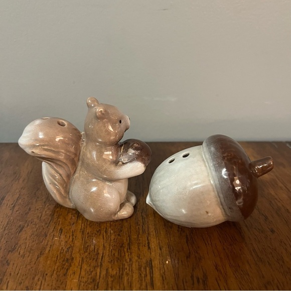 vintage squirrel and acorn salt and pepper shaker set. - Picture 4 of 9